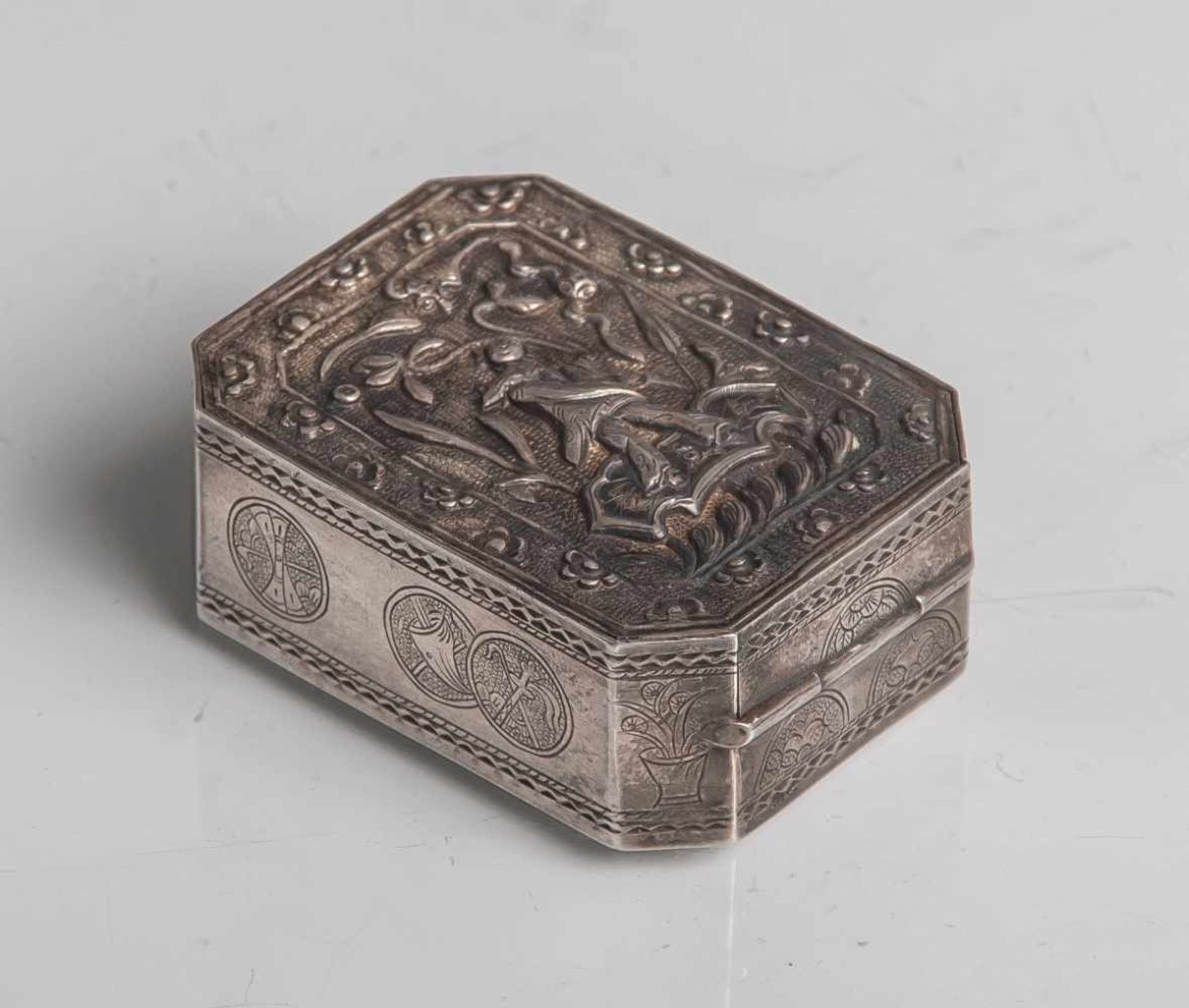 Pillendose (chinesische Marke/Schriftzeichen, wohl um 1900), aus Silber gearbeitet,rechteckige