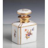 Biedermeier-Teedose (19. Jahrhundert), m. polychromer Blumenmalerei u. Goldstaffage,rechteckiger