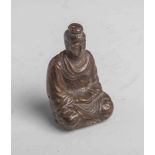 Sitzender Buddha (wohl China, 20. Jahrhundert), Bronze, hell patiniert, unsigniert, H. ca.7 cm.