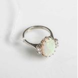 Damenring, 585 WG, Besatz m. Opal u. kleinen Brillanten, Ringgröße: 50, Gesamtgewicht ca.3,85 g.