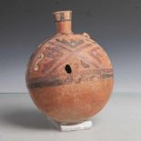 Flaches, bauchiges Kugelgefäß (Nazca-Kultur), mit angesetztem, trichterförmigen Ausguss,rötlicher