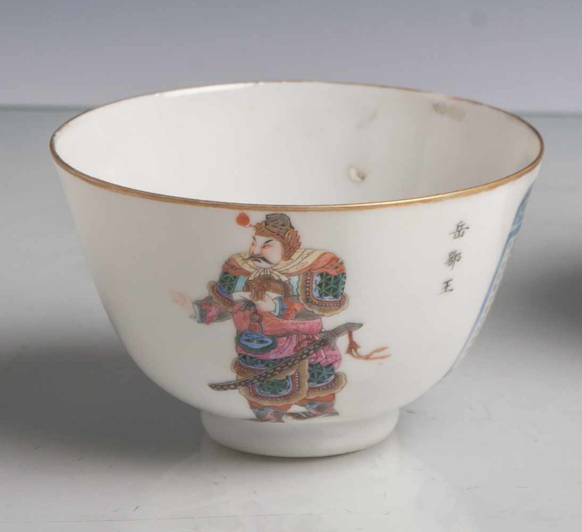 Koppchen (China, wohl 19. Jahrhundert), Porzellan, Unterbodenmarke, Darst. eines Kriegersu.