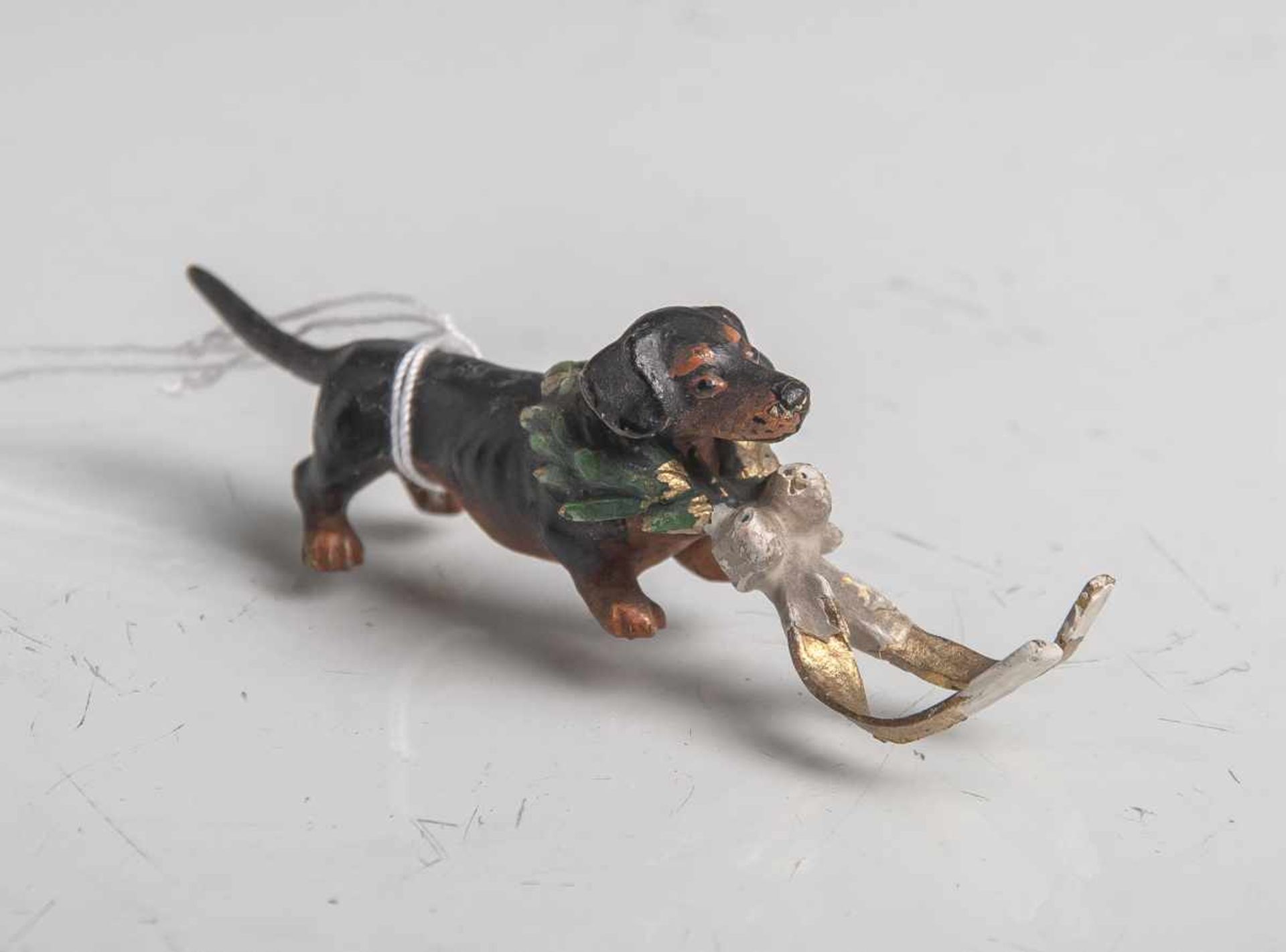 Miniatur-Hund, Wiener Bronze (um 1900), "Dem Sieger", kleiner Dackel mit Siegerkranz u.Schleife,