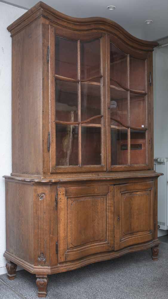 Barocker Aufsatzschrank (um 1750/60), Eichenholz massiv, 2-teiliger Unterbau auf hohengeschnitzten