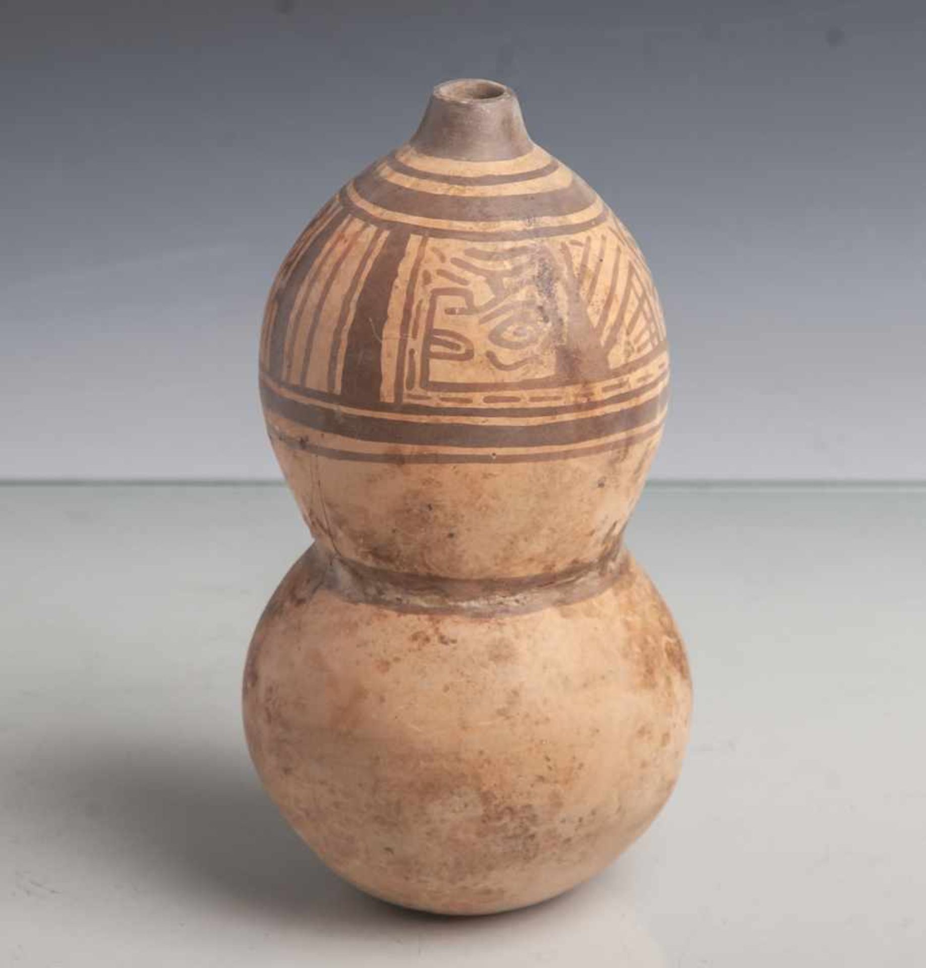 Keramikgefäß in Form eines Kürbisses (Mexiko/Peru, präkolumbianisch), oben m. kleinemAusguss