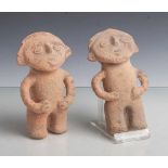 Paar Hohlfiguren (Präkolumbianisch), wohl männliche Figuren, rötliche Keramik, teilsrötliche