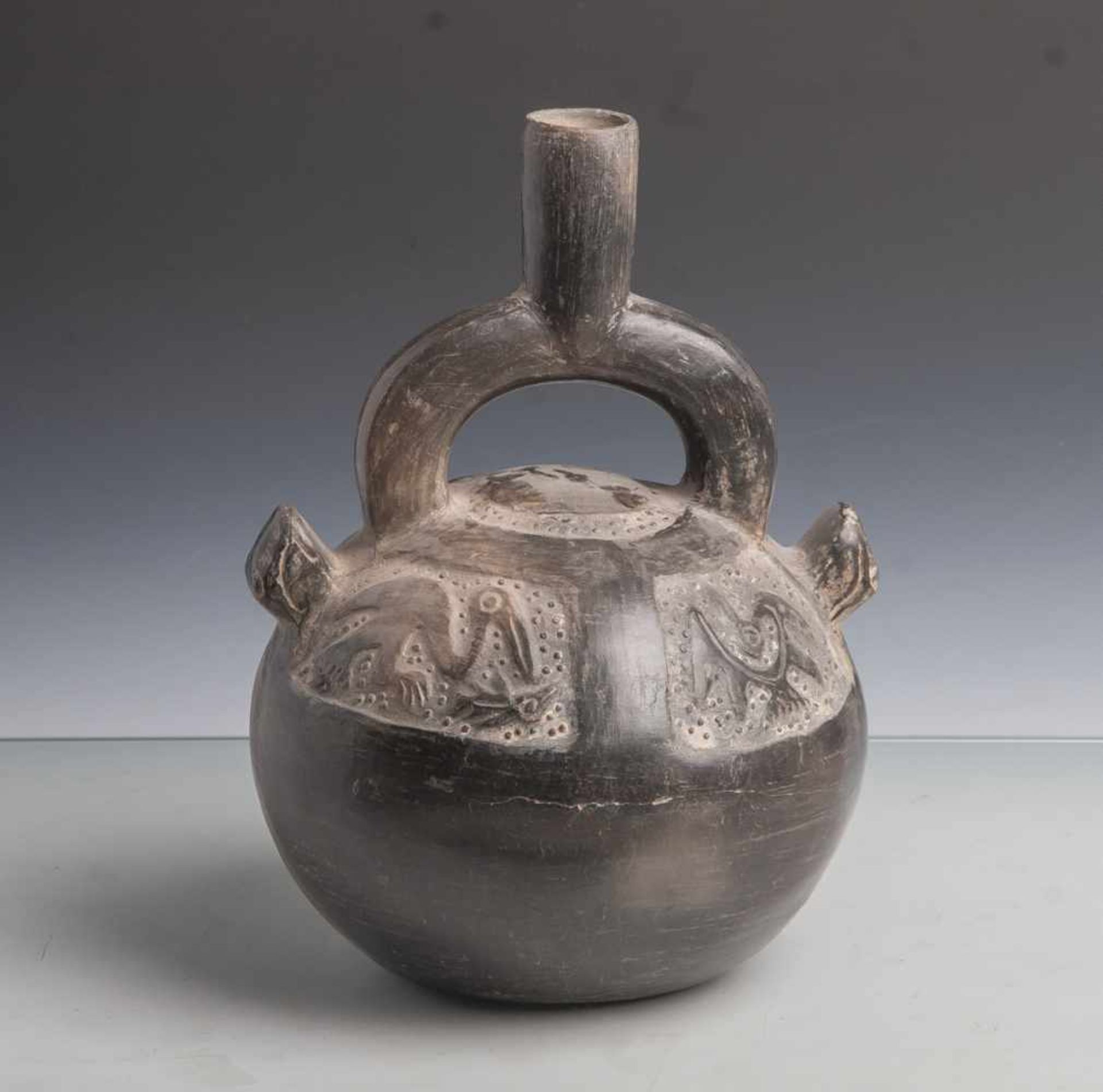 Kugeliges Steigbügelgefäß (Moche-Kultur), in der Wandung reliefartige Tierdarstellungen,schwarz