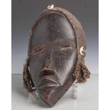 Rituelle Maske (Afrika), Menschliche Maske mit geschlitzten Augen, Holz geschnitzt, mitschwarzen