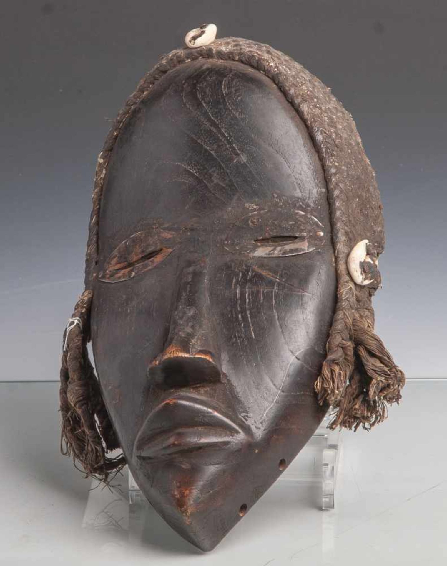 Rituelle Maske (Afrika), Menschliche Maske mit geschlitzten Augen, Holz geschnitzt, mitschwarzen