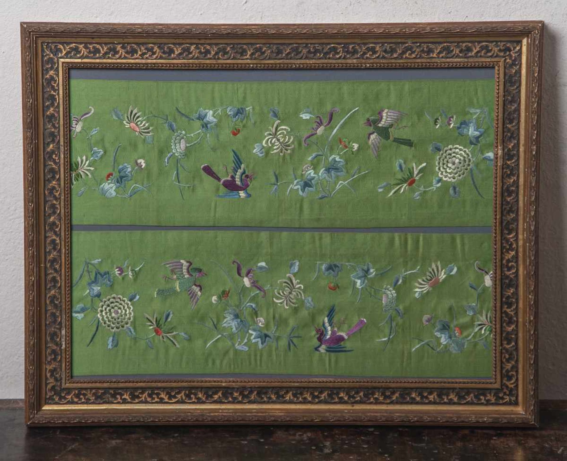 Seidenstickarbeit (China, um 1900), 2 Bahnen aus grüner Seide m. Vögeln- u. Blumenmotivengestickt,