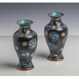 2 kleine Vasen in Cloisonnétechnik gearbeitet (asiatischer Raum, wohl um 1900), floralesDekor, H.