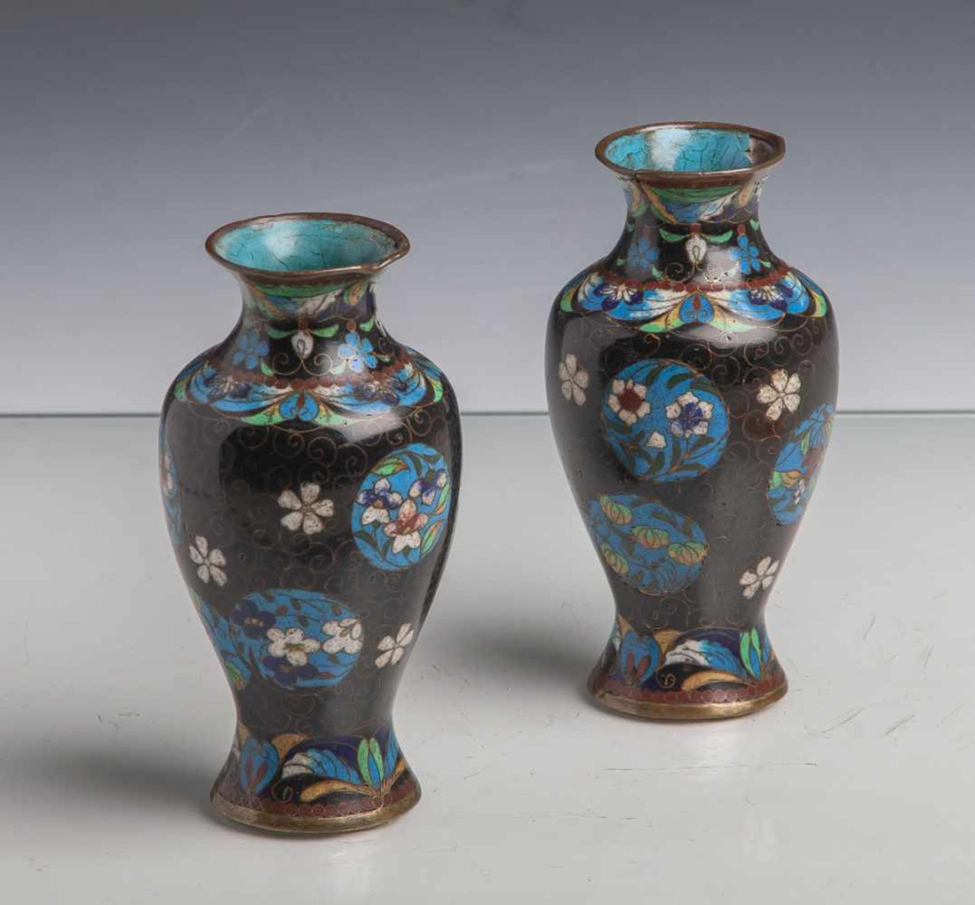 2 kleine Vasen in Cloisonnétechnik gearbeitet (asiatischer Raum, wohl um 1900), floralesDekor, H.