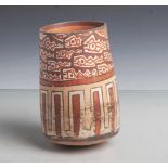 Tonbecher in nahezu zylindr. Form (Nazca), mit gerundetem Boden, polychrome Bemalung, H.ca. 16,5 cm.