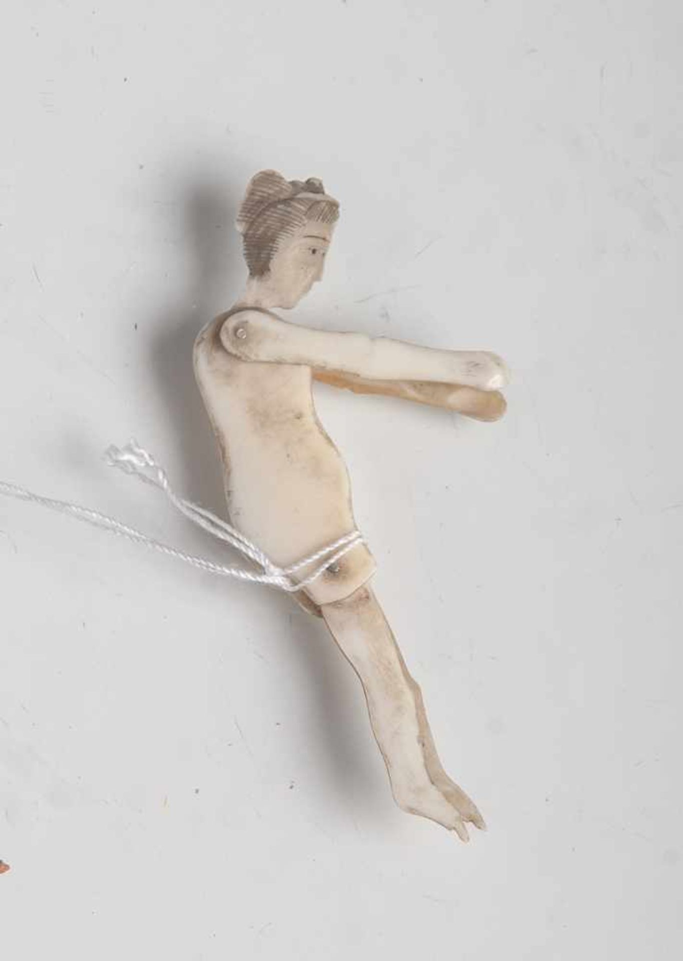 Weibliche Figur (wohl China, 19. Jahrhundert), Bein, in Art einer Marionetteausgearbeitete Figur,