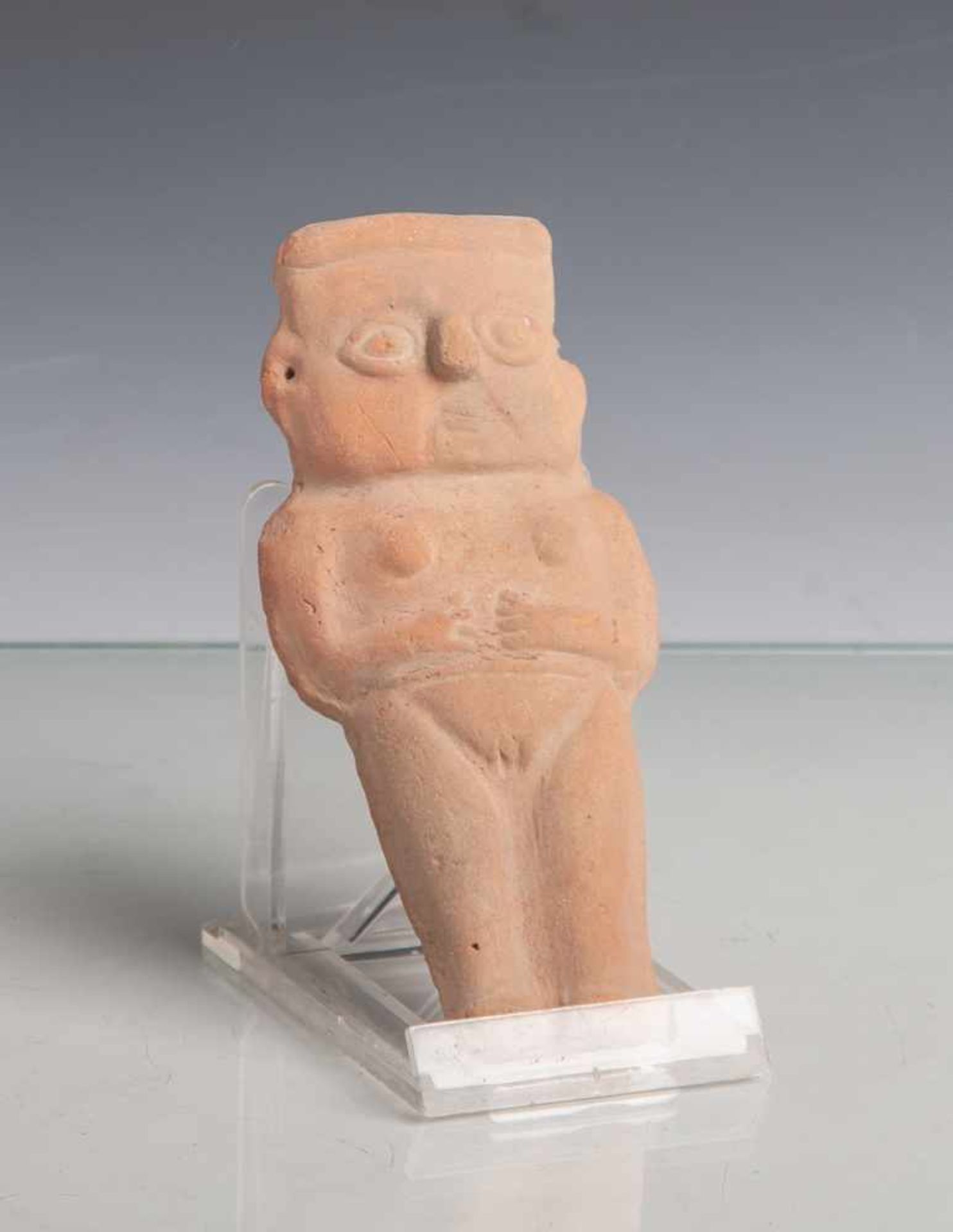 Tonfigur eines weiblichen Aktes (Mexiko/Peru, präkolumbianisch), roter Ton, H. ca. 14 cm.Re. oben.