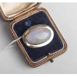 Opalbrosche (wohl um 1910/1920), Goldfassung 333, ovaler Opal, im original Etui, ca. 2,7 x1,6 cm.