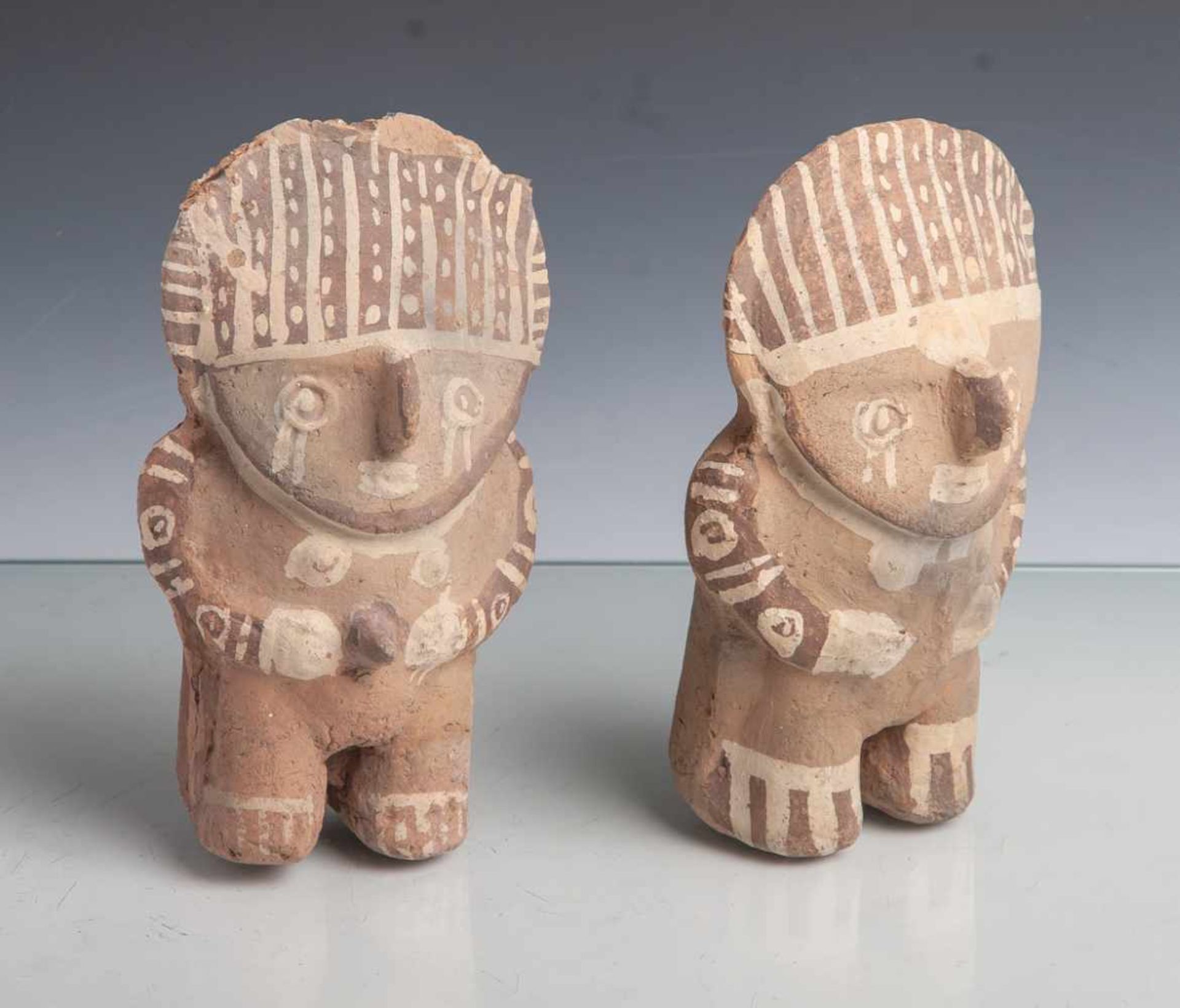 Paar Hohlfiguren (Präkolumbianisch), wohl Frau und Mann darstellend mit je Kopfputz,rötlicher Ton,