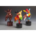 Niki de Saint Phalle (1930 - 2002), Drei Nana-Figuren auf Rundsockel, davon zwei farbigbemalt,