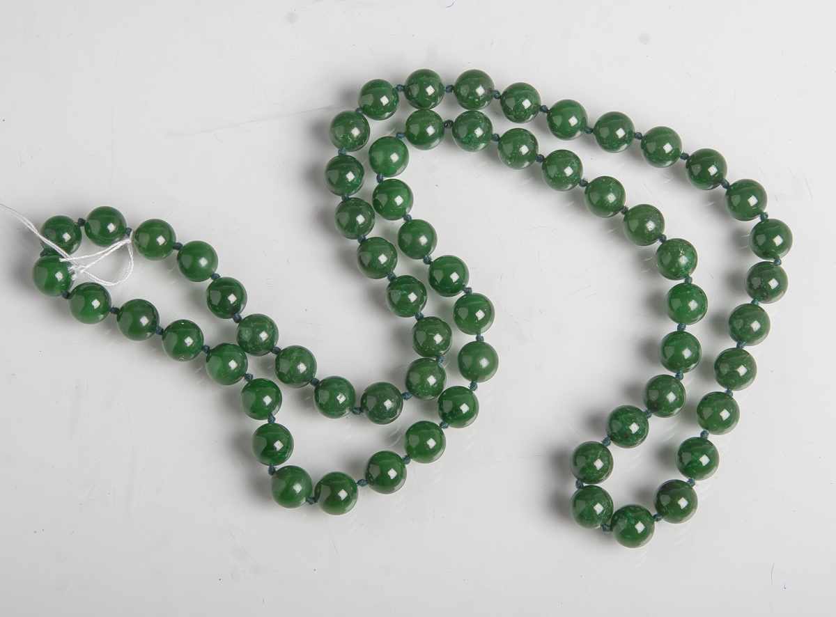 Halskette aus grünen Jadekugeln, L. ca 38,5 cm. Tragespuren.