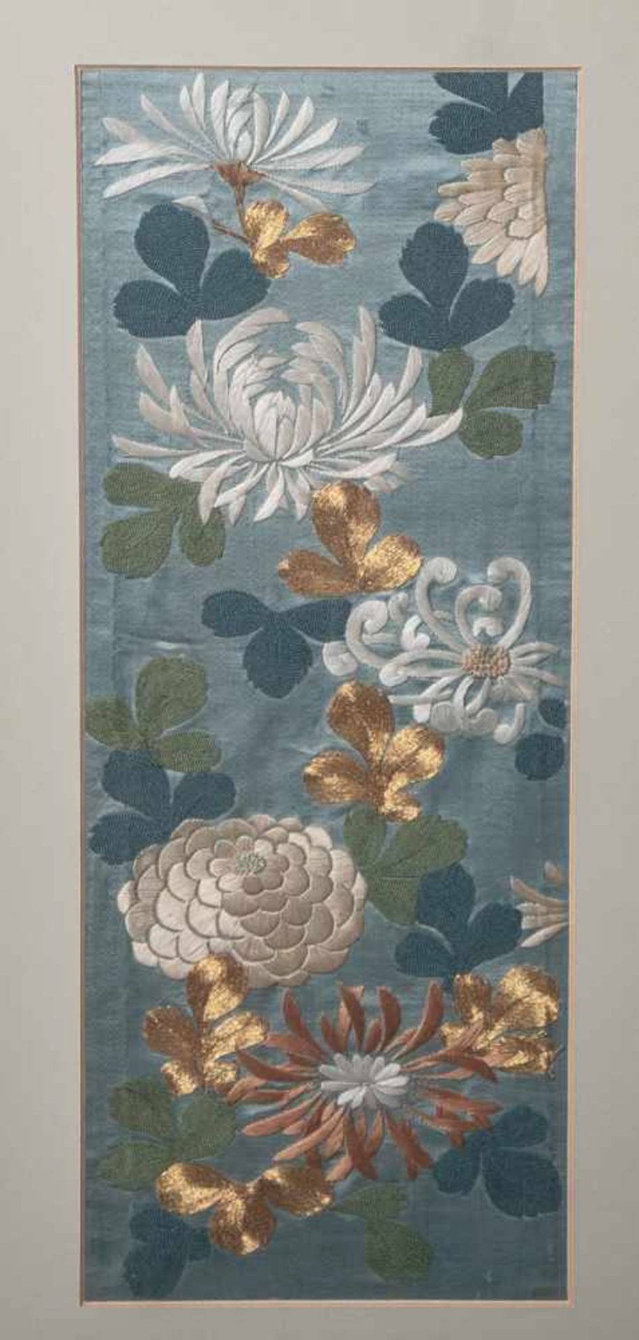 Feine Seidenstickarbeit, Darstellung von Blumen (China oder Japan, wohl 19. Jahrhundert),teils mit