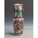 Porzellanvase (Qing-Dynastie, um 1900, China, Nanking), Kriegerszene, poychrom bemalt,craquelierte