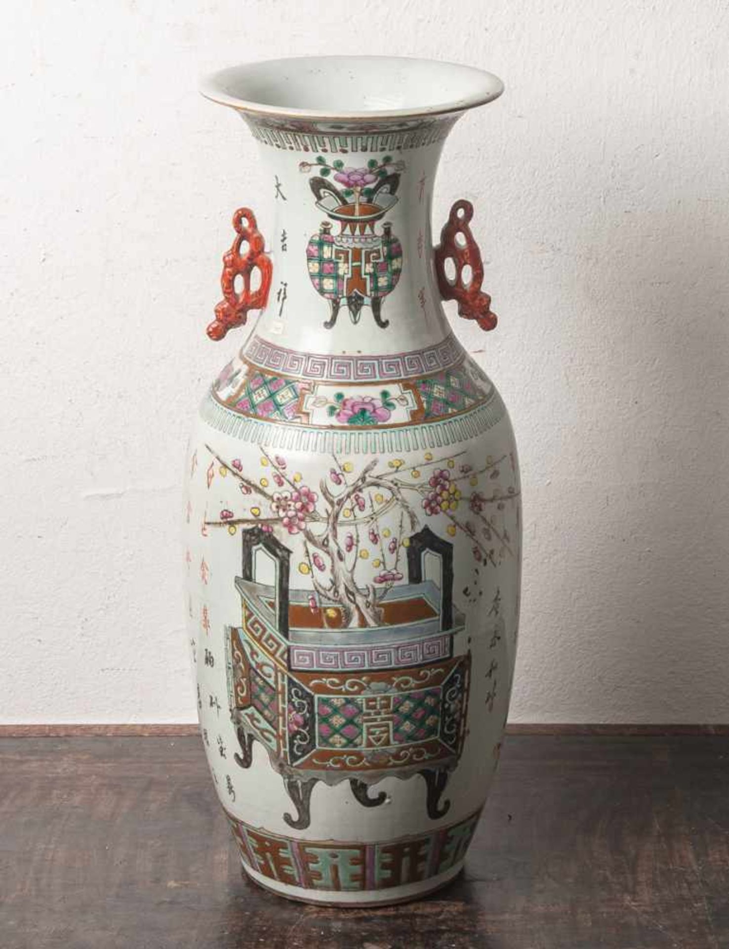 Bodenvase (wohl Qing-Dynastie, Tongzhi-Periode, 1862-1875, China), Porzellan, Dekor m.Päonien u. - Bild 2 aus 2
