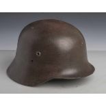 Deutscher Stahlhelm (2. WK), außen im Nacken aufgenietete u-förmige Halterung,Randbördelung rundum