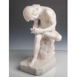 Unbekannter Künstler (wohl 20. Jahrhundert), Dornauszieher. Alabaster Figur aufMarmorsockel. Am