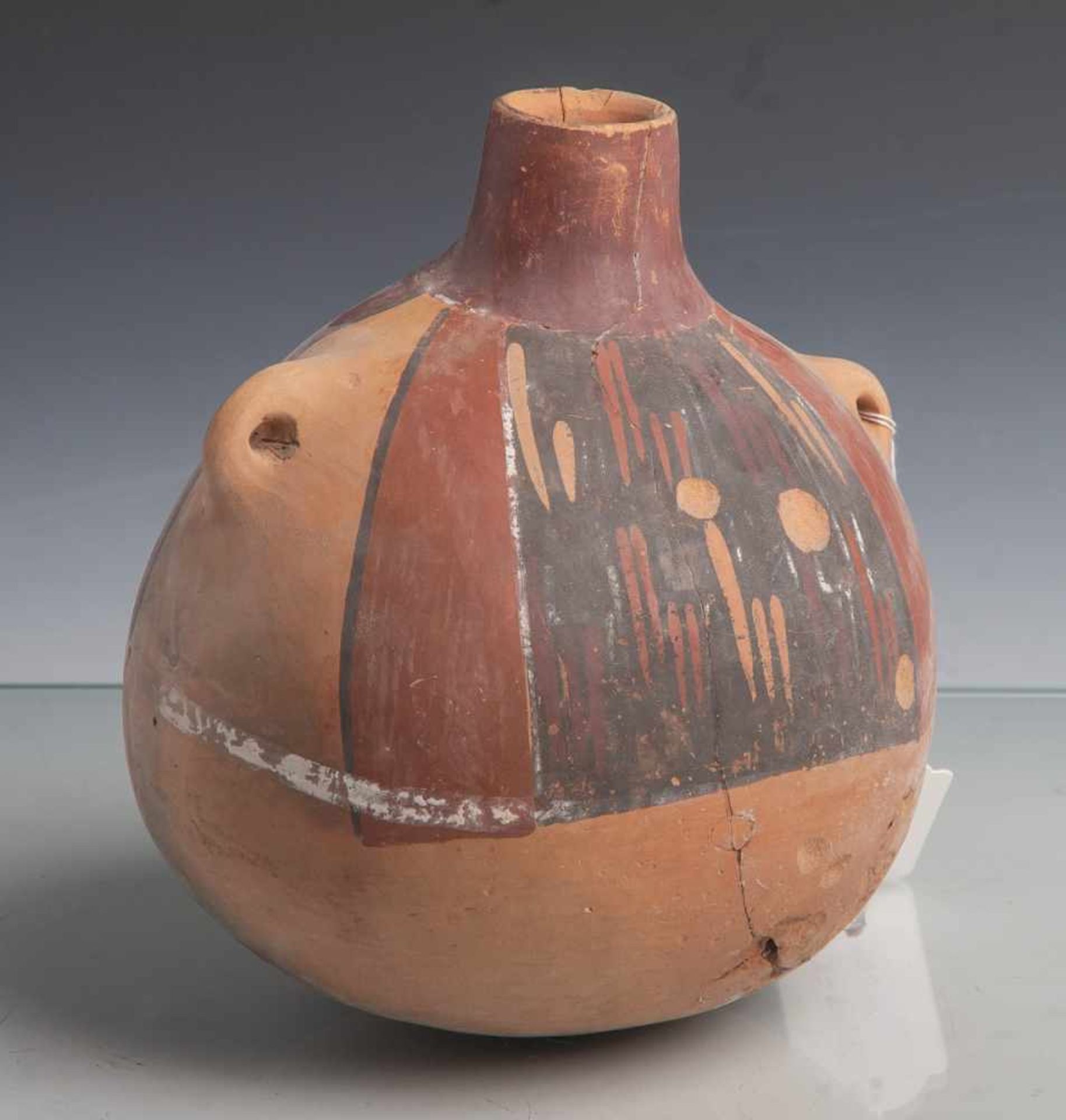 Kugelförmiges Gefäß mit zwei Henkeln (Nazca-Kultur, 100-600 n. Chr.), polychrome Bemalung,H. ca.