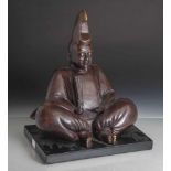 Figurine "Shinto-Priester" (Japan, ca. 1930), Messing, braune Patina, typischeKopfbekleidung (
