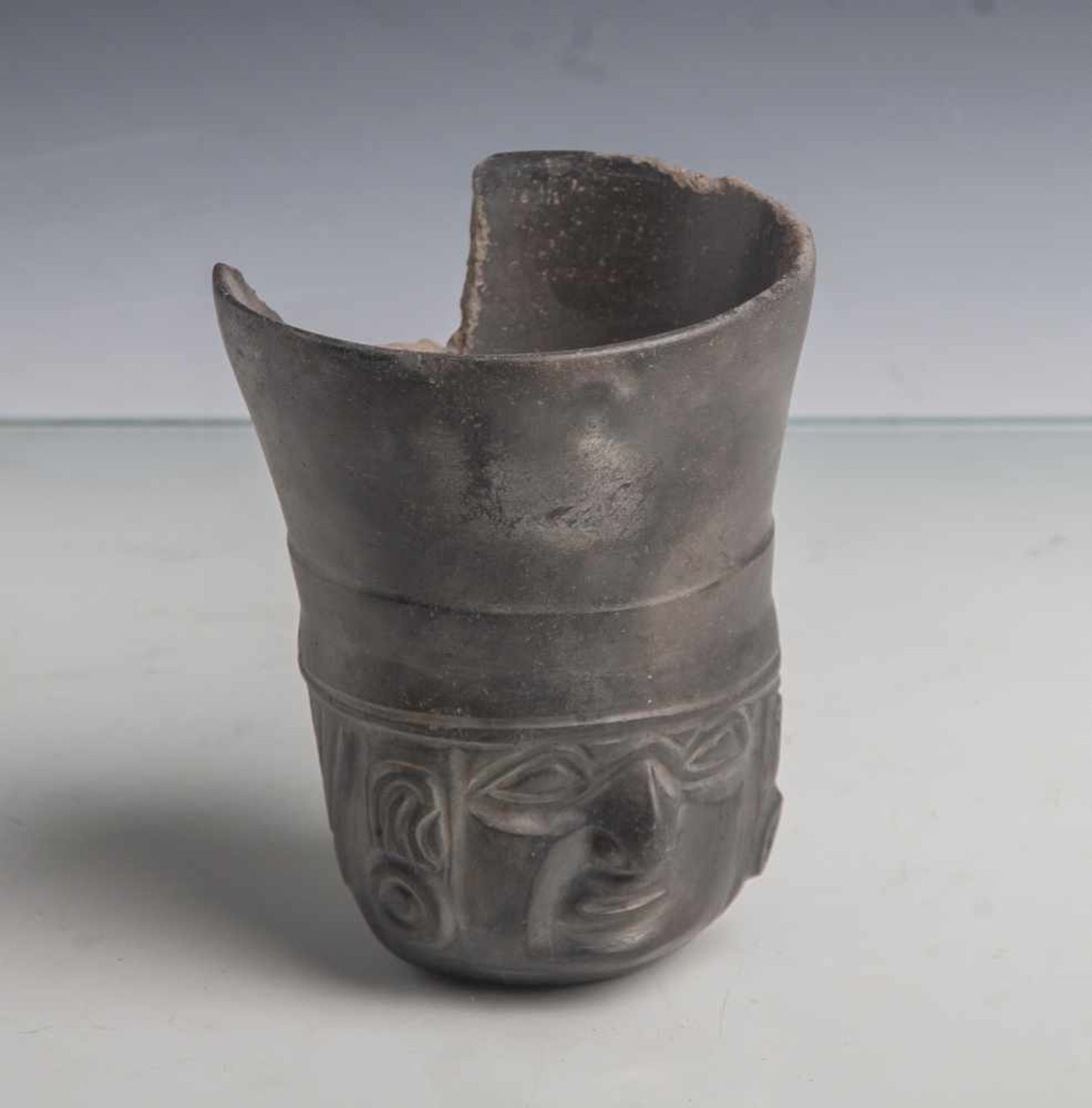 Keramikbecher (Mexiko, Moche-Kultur), schwarze Keramik in Form eines Männerkopfs, nachoben leicht