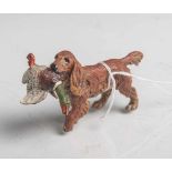 Miniatur-Hund, Wiener Bronze (um 1900), kleiner Setter mit Enterich im Maul, farbigbemalt,