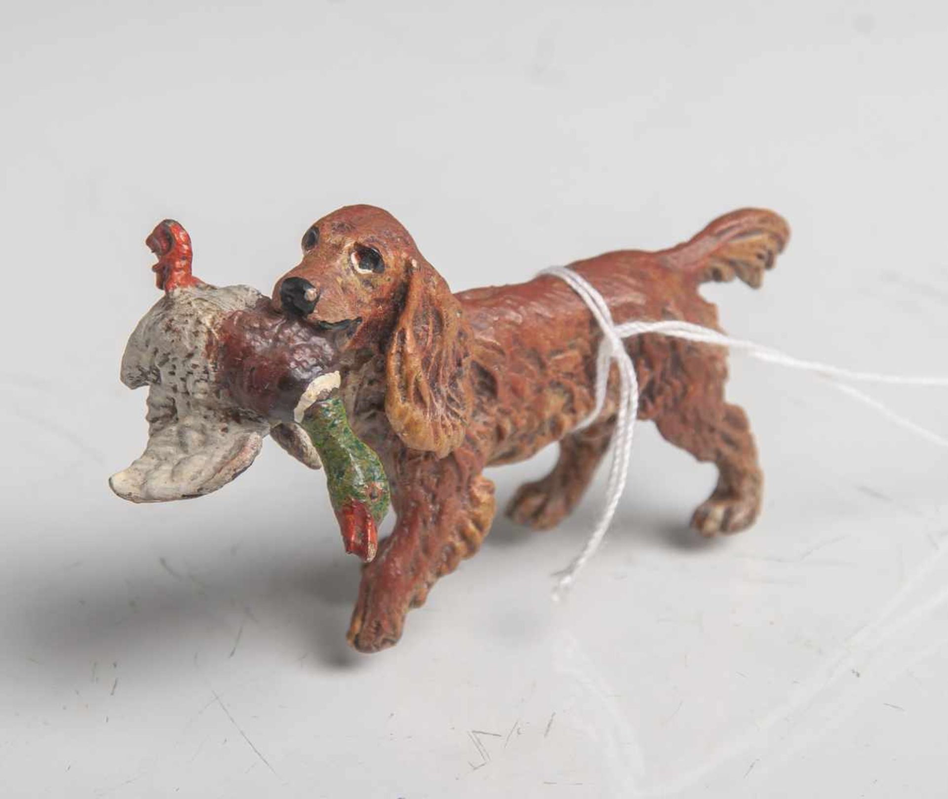 Miniatur-Hund, Wiener Bronze (um 1900), kleiner Setter mit Enterich im Maul, farbigbemalt,