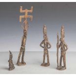 Konvolut von 4 Metallfiguren (wohl Dogon, Afrika), bestehend aus: 3 stehenden u. 1sitzenden