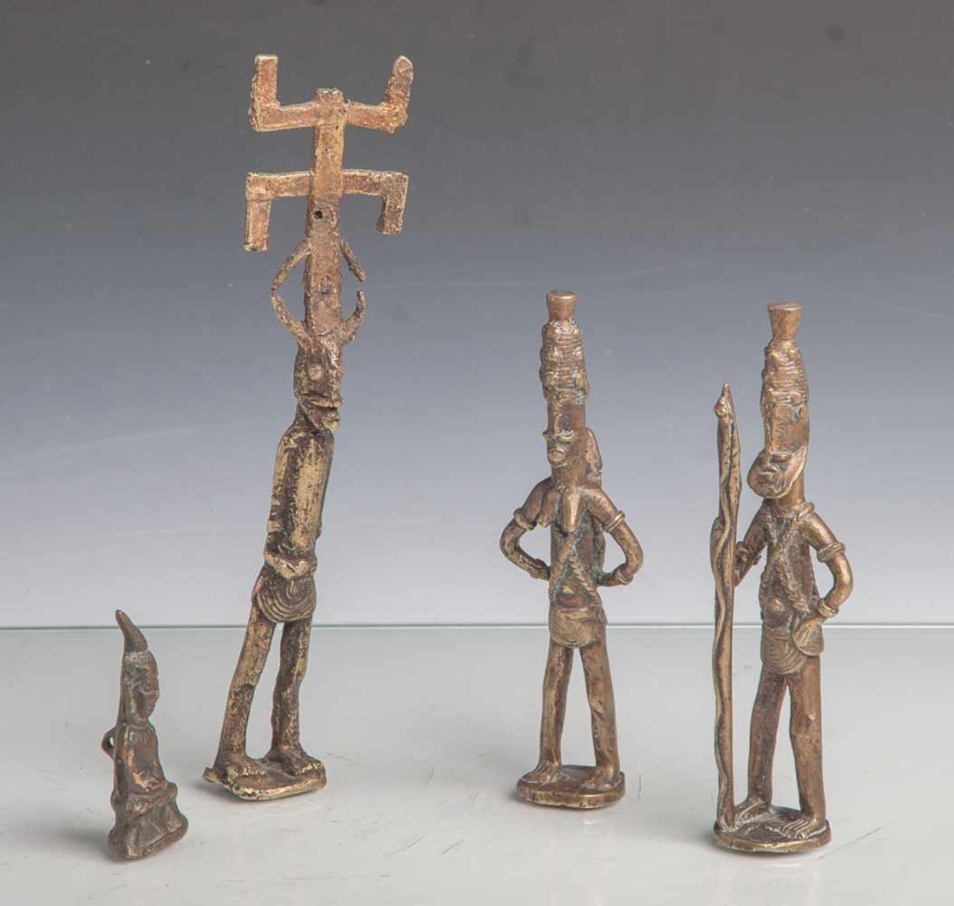 Konvolut von 4 Metallfiguren (wohl Dogon, Afrika), bestehend aus: 3 stehenden u. 1sitzenden