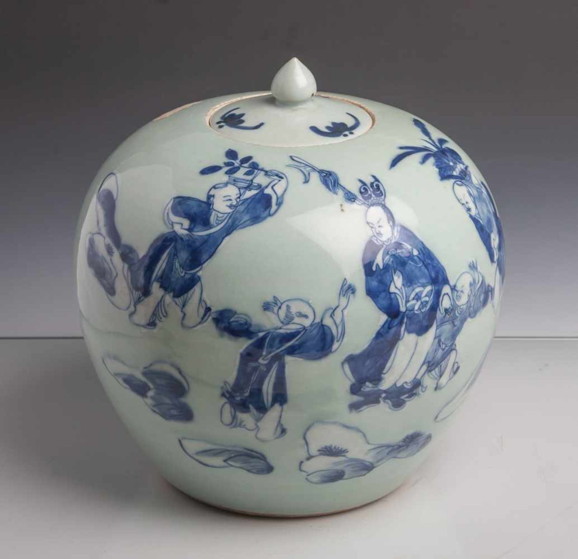 Ingwertopf (wohl 18. Jahrhundert, China), Porzellan, Motiv spielende Knaben, blau u. weißbemalt,