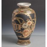 Satsuma Vase (Japan, Meiji-Zeit), höfische Szenerie, blumengefüllte Rikscha m. 2 Diener u.Adelsdame,