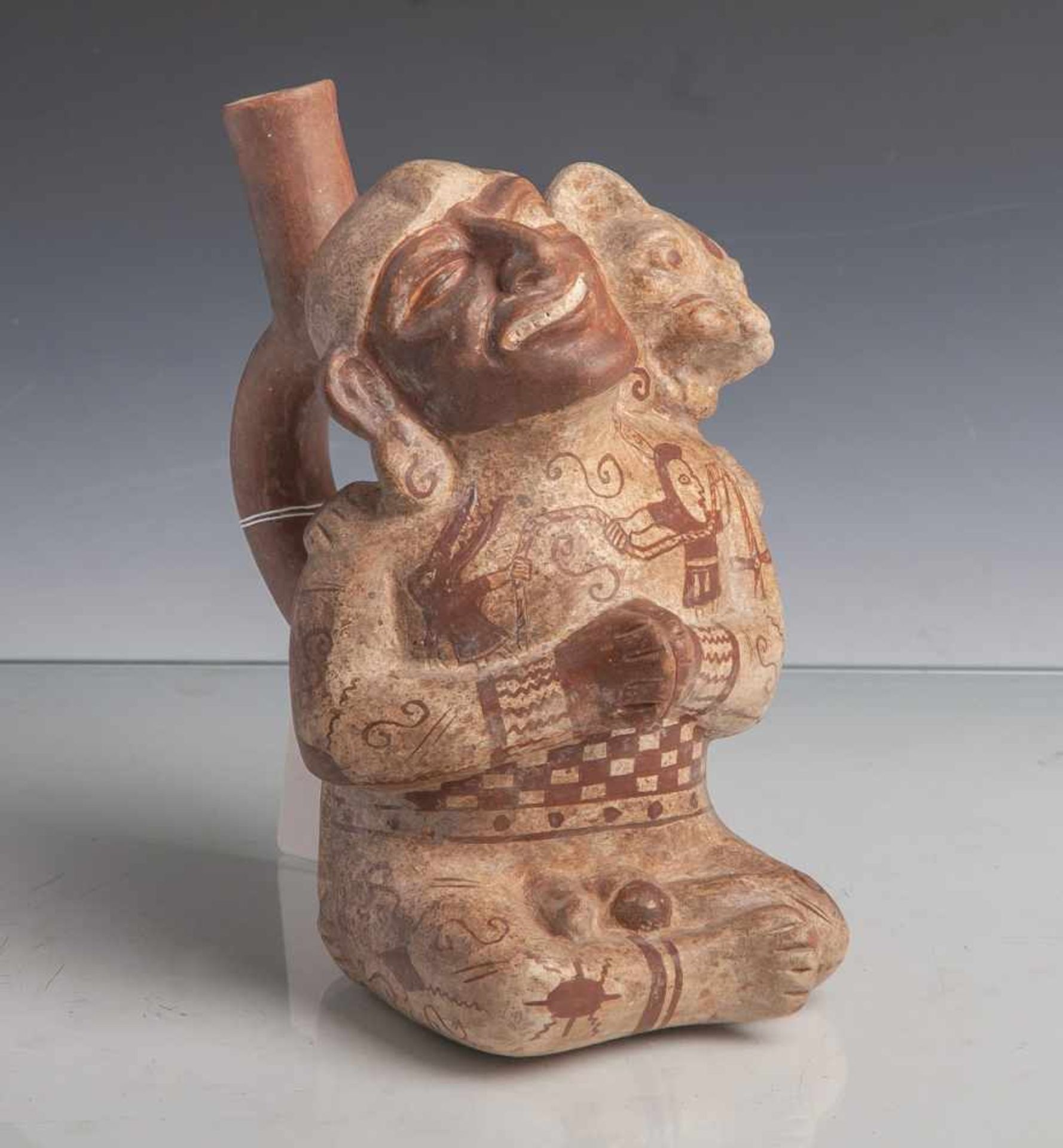 Figurengefäß (Moche-Kultur, 300-700 n. Chr.), hockender Mann (wohl Priester), verschränkteBeine u.