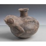 Figurengefäß in Form einer Kröte (Peru, Chimú-Kultur), oben auf dem Rückentrichterförmiger
