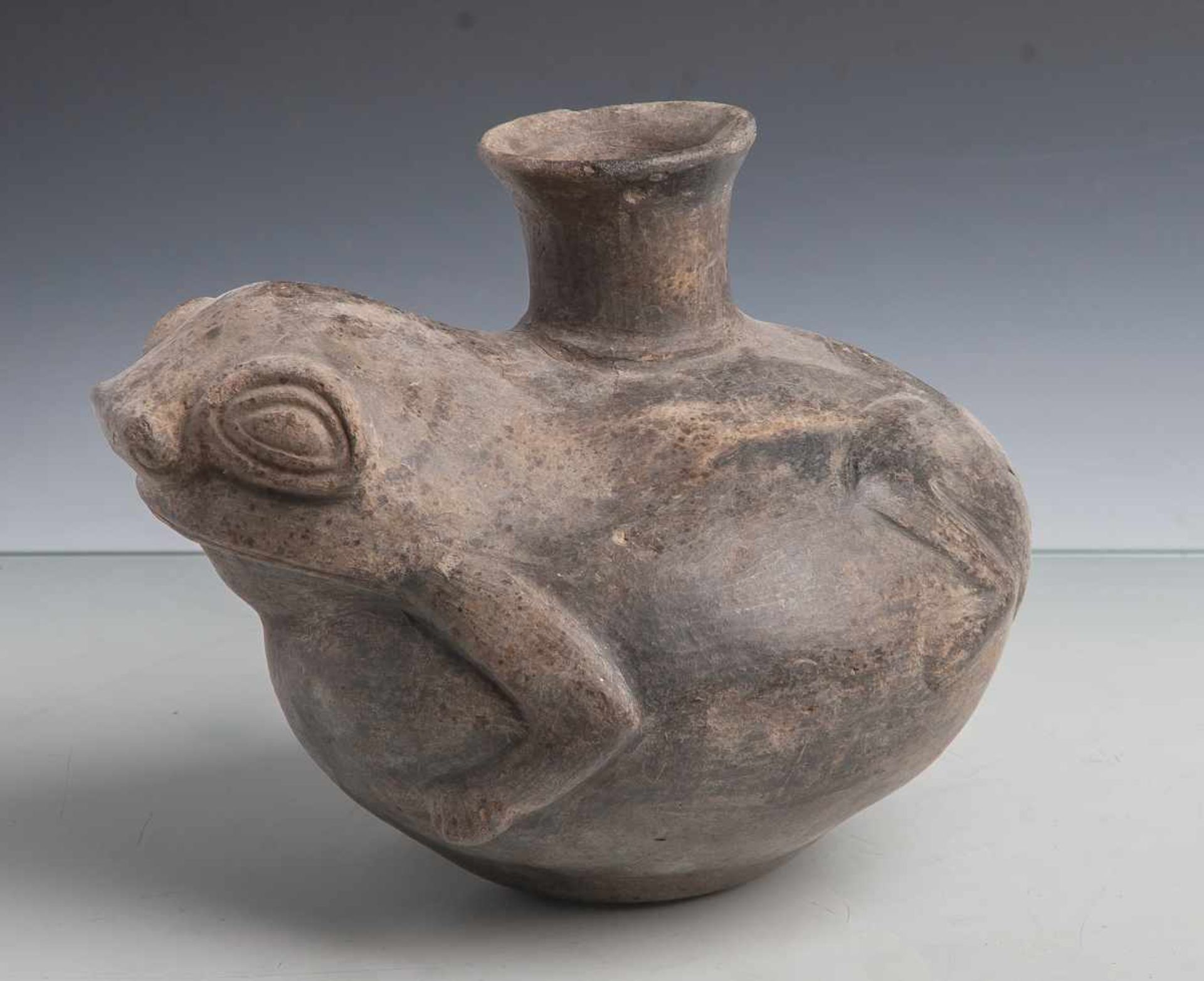 Figurengefäß in Form einer Kröte (Peru, Chimú-Kultur), oben auf dem Rückentrichterförmiger