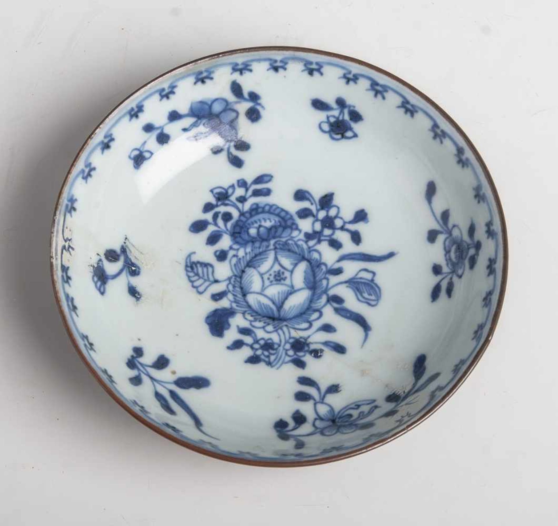Porzellanteller (China, wohl 18. Jahrhundert), Teller m. hohem Rand u. blauem Blumendekor,Außenseite
