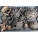 Konvolut v. 12 versch. Keramikobjekten (Mexiko/Peru), bestehend aus: 6 Keramikgefäßen, 1Schale, 2