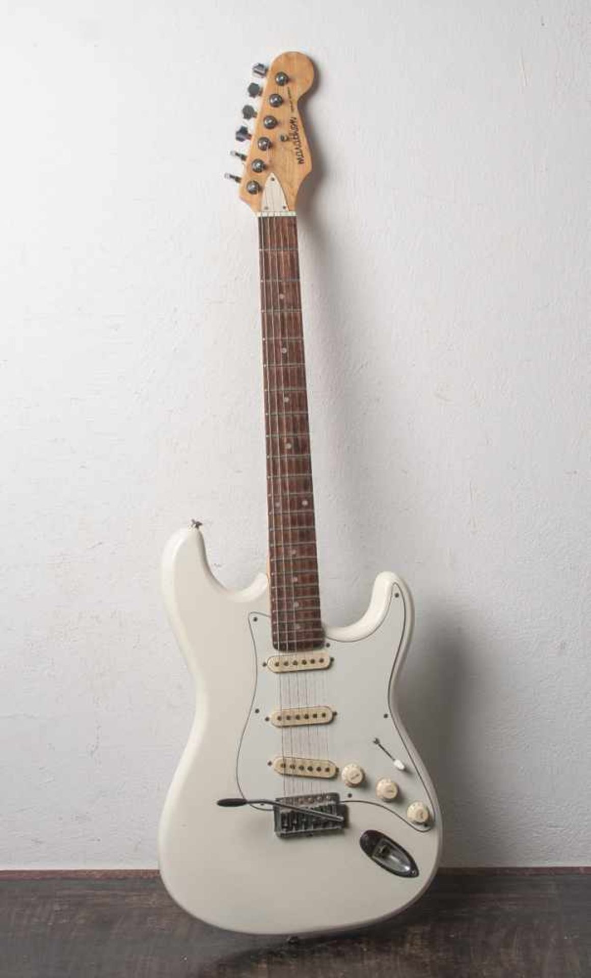 E-Gitarre Marathon Replay Series, Stratocaster mit Tremolohebel, 6 Saiten.Gebrauchsspuren.
