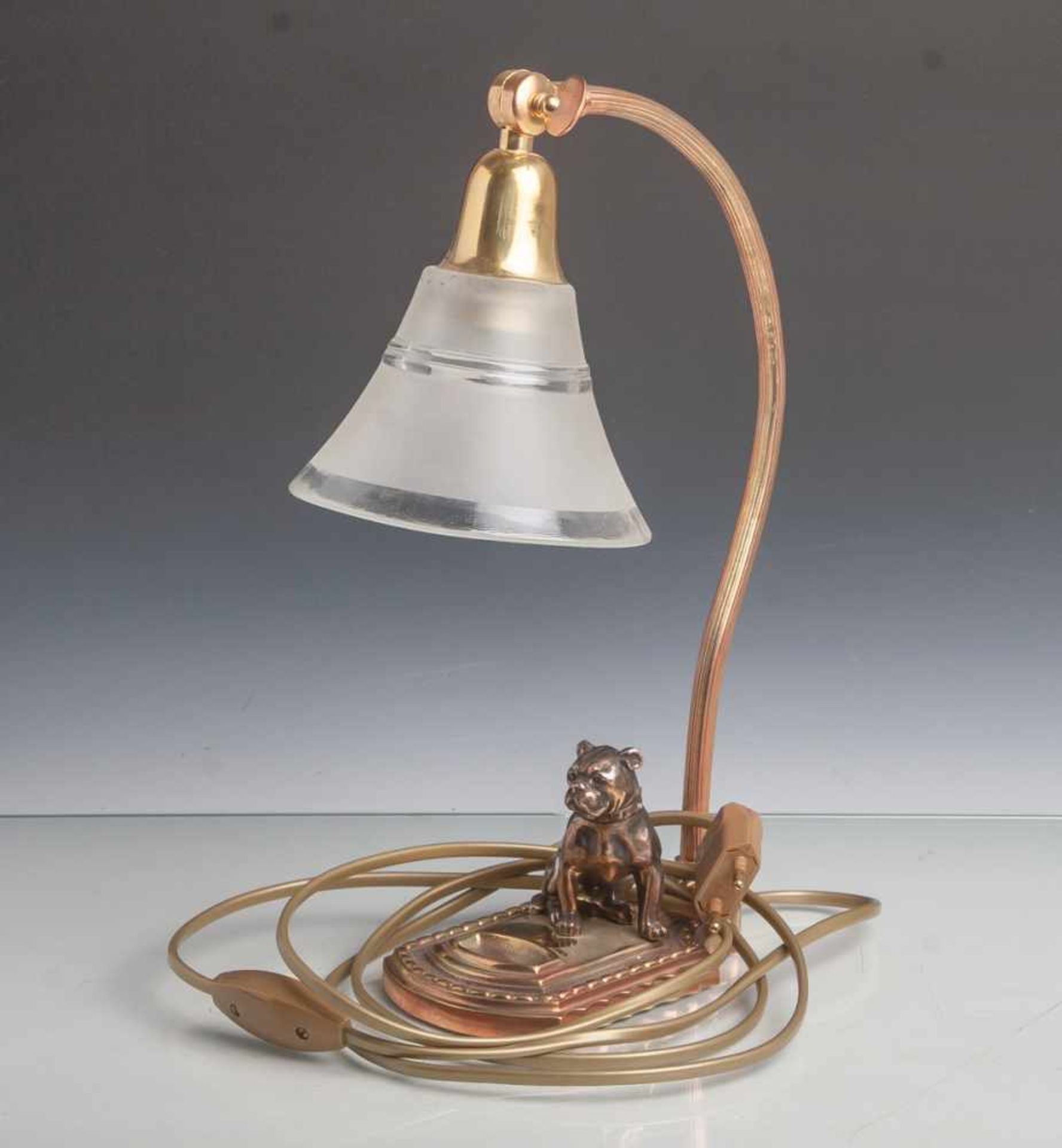 Tischlampe aus Bronze mit Bulldogge (um 1920), größtenteils mattiertes Glas vomLampenschirm,