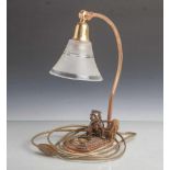 Tischlampe aus Bronze mit Bulldogge (um 1920), größtenteils mattiertes Glas vomLampenschirm,