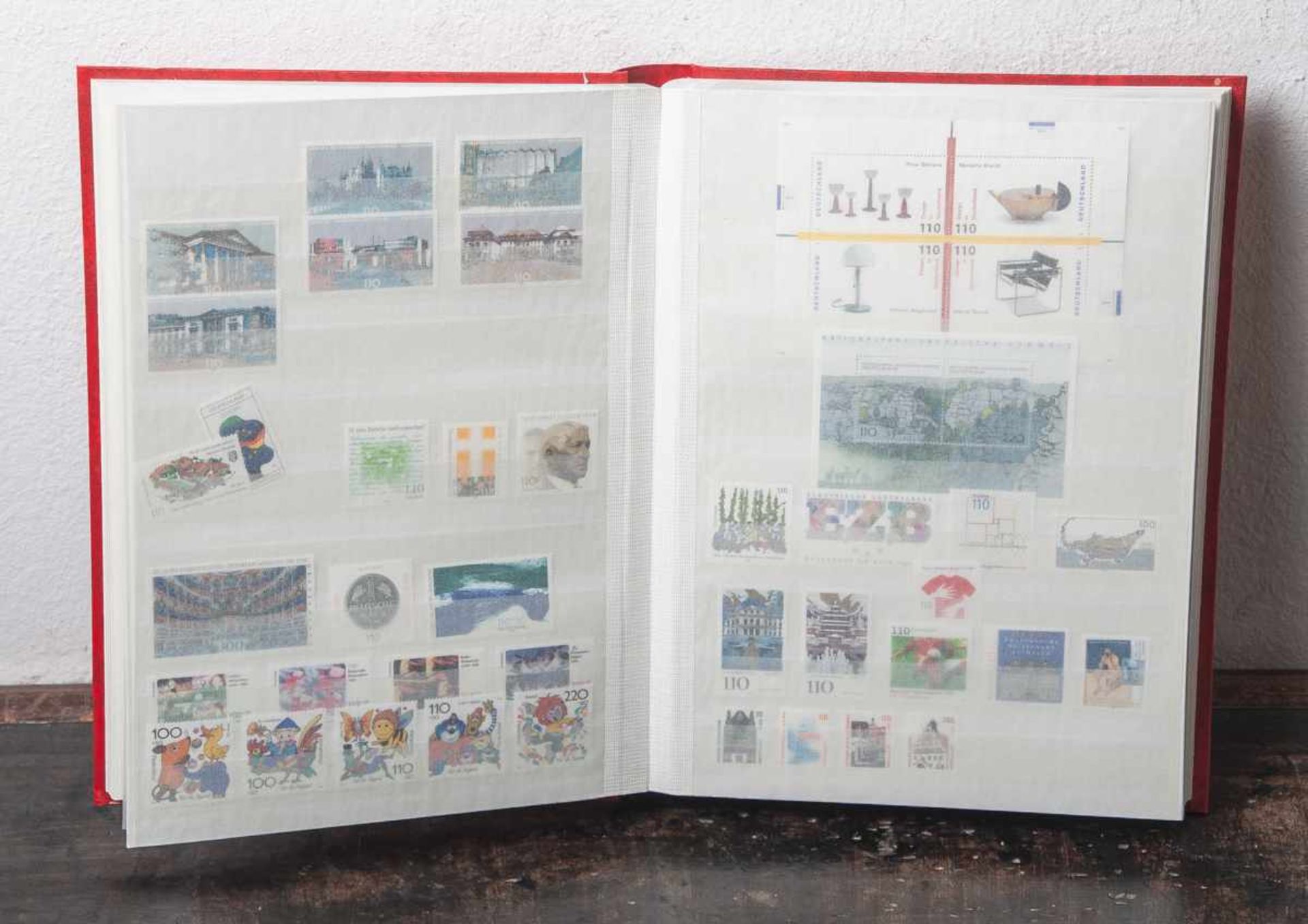 Briefmarkenalbum mit Postwertzeichen, BRD. Sammlung mit versch. Themen, u.a. 50 Jahre derBefreiung