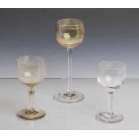 Konvolut von 3 Gläsern: Stengelglas, farbloses Glas, gelb gefärbte Kuppa mit