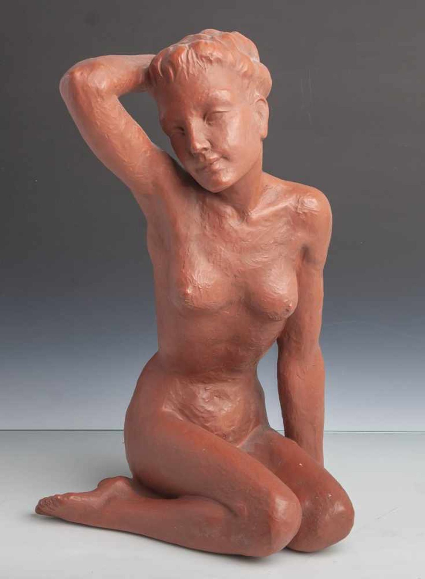 Sitzender weiblicher Akt (1950/60er Jahre), Terrakotta, auf der Us. bez. 2412 R, H. ca. 40cm.
