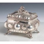 Silberne Zuckerdeckeldose mit historisiertem Dekor auf 4 Volutenfüßen stehend (wohl19./20.