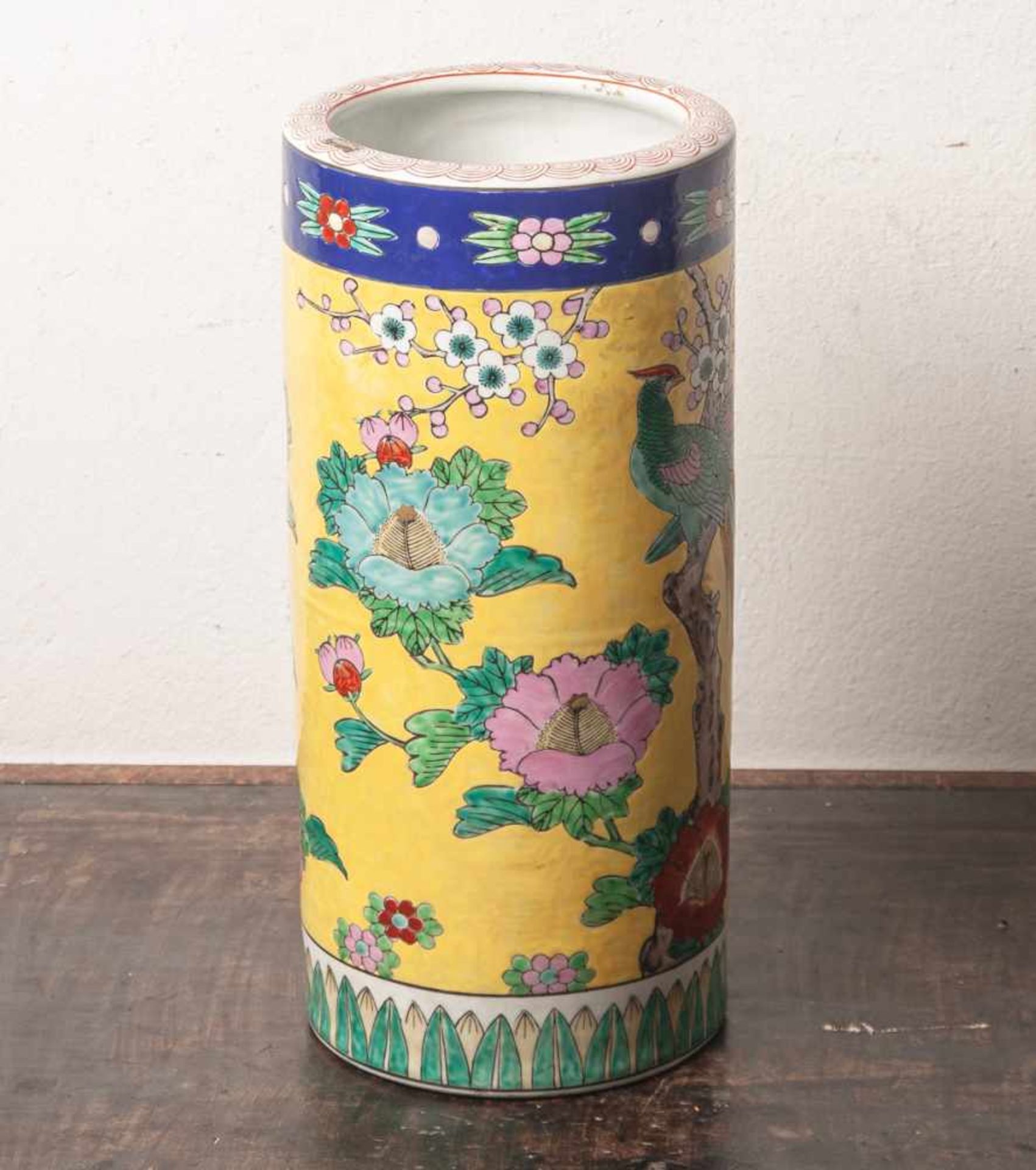 Bodenvase (Nippon Tokusei, 1950er Jahre, Japan), Porzellan, Blumendekor m. Vögeln aufgelben Grund,